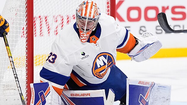 David Rittich (33) z New York Islanders vyr�� puk.