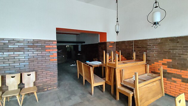 B�val� hotel Orlice v T�ni�ti nad Orlic� na Rychnovsku. V p��zemn� b�vala d��ve restaurace, pozd�ji putyka a nakonec asijsk� bistro.