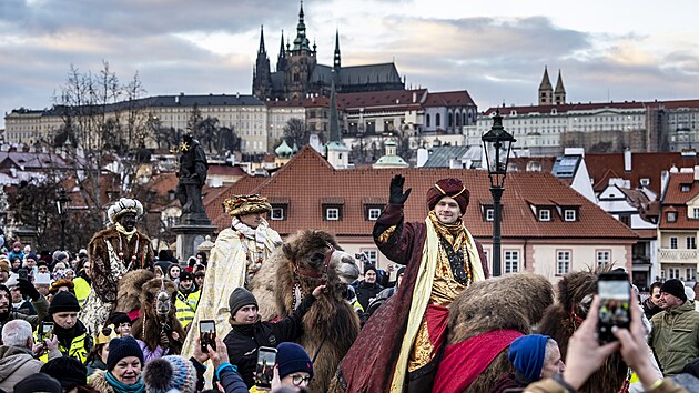 T�i kr�lov� na velbloudech pro�li za zvuku bubn� historick�m centrem Prahy. (5. ledna 2026)