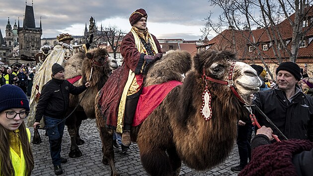 T�i kr�lov� na velbloudech pro�li za zvuku bubn� historick�m centrem Prahy. (5. ledna 2026)