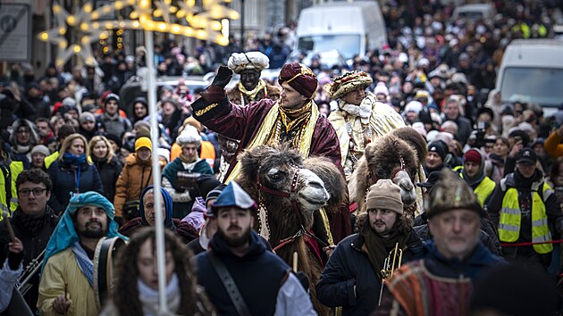 T�i kr�lov� na velbloudech pro�li za zvuku bubn� historick�m centrem Prahy. (5. ledna 2026)