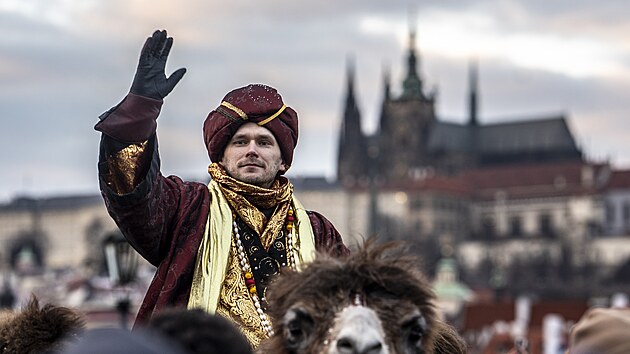 T�i kr�lov� na velbloudech pro�li za zvuku bubn� historick�m centrem Prahy. (5. ledna 2026)