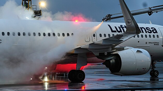 Odmrazov�n� letadla na leti�ti v n�meck�m Frankfurtu nad Mohanem v pond�l�, kdy teploty klesly na -6 stup�� Celsia. (5. ledna 2026)