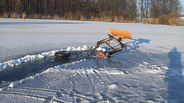 Traktor spadl do rybn�ka u Dobru�ky. (8. ledna 2026)