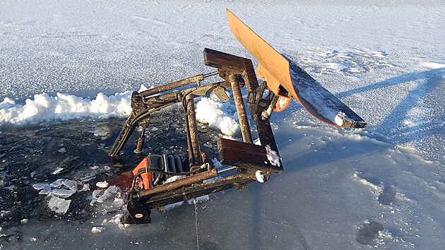 Traktor spadl do rybn�ka u Dobru�ky. (8. ledna 2026)