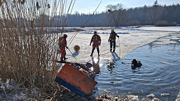 Hasi�i vyt�hli traktor z rybn�ka u Dobru�ky. (8. ledna 2026)