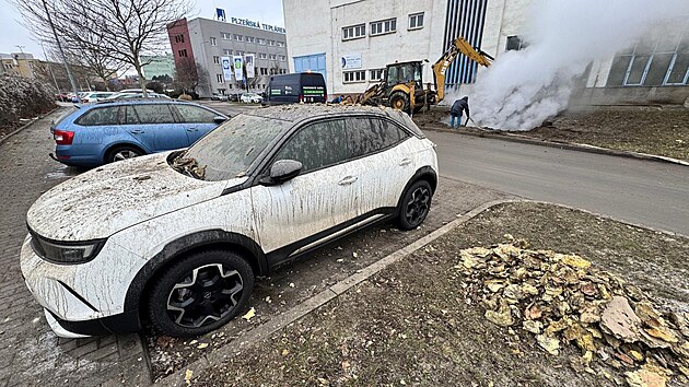 V Plzni u budovy Plze�sk� tepl�rensk� vybuchl horkovod. Po explozi z�stal v zemi kr�ter a ��sti hl�ny a izolace se rozl�tly po okol�. (8. ledna 2025)
