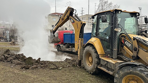 V Plzni u budovy Plze�sk� tepl�rensk� vybuchl horkovod. Po expozici z�stal v zemi kr�ter a ��sti hl�ny a izolace se rozl�tly po okol�. (8. ledna 2025)