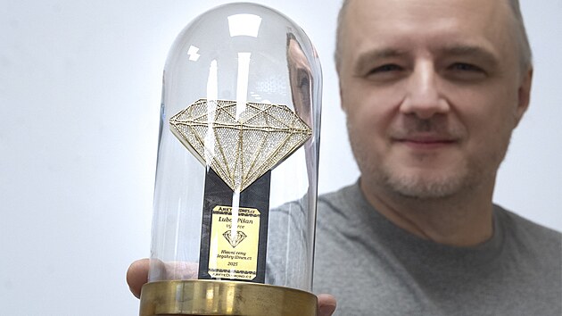 Unik�tn� diamantov� v�hra z podzimn� sout�e iDNES.cz spo�inula v rukou v�herce Lubo�e Pi�ana. Ten si ji p�evzal v s�dle redakce od ��fredaktora Maty�e Kaisera (7. ledna 2026)