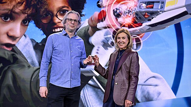 Julia Goldin�, �editelka pro produkty a marketing spole�nosti LEGO Group, a Tom Donaldson, senior viceprezident a vedouc� Creative Play Lab spole�nosti p�edstavuj� na veletrhu CES syst�m Lego Smart Play.