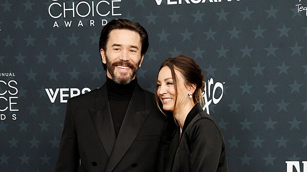Tom Pelphrey a Kaley Cuoco na Critics Choice Awards v Santa Monice (4. ledna 2026)
