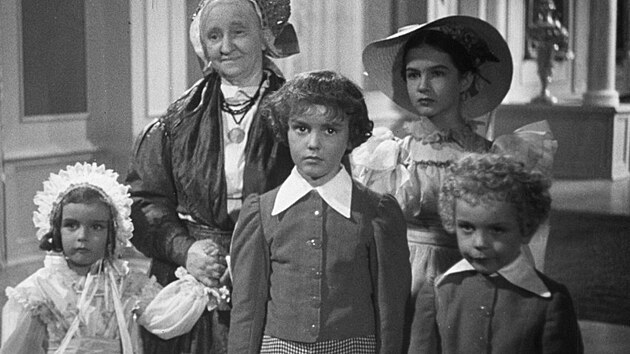 Jitka Viktor�nov�, Terezie Brzkov�, Ji�� Pape�, Nata�a Tansk� a Jan Krch�av� ve filmu Babi�ka (1940)