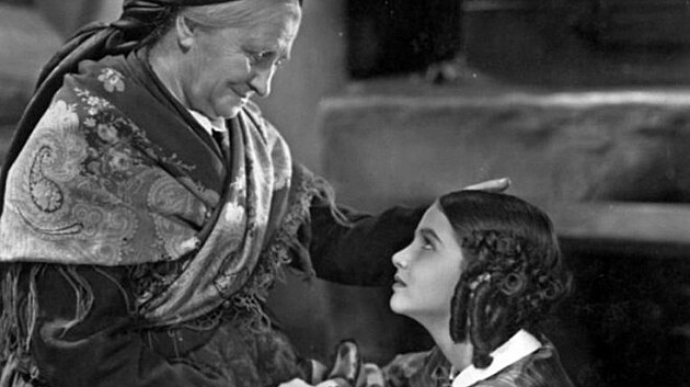 Terezie Brzkov� a Nata�a Tansk� ve filmu Babi�ka (1940)