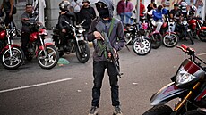 Colectivos. Ulice Caracasu po únosu prezidenta Madura do USA obsadily re�imní...