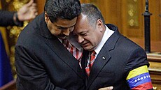 �erstv� inaugurovaný venezuelský prezident Nicolás Maduro v objetí s p�edsedou...