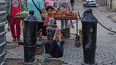 Zákazníci nakupují v pouli�ním stánku ve Staré Havan�. (5. ledna 2026)