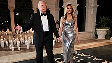 Americký prezident Donald Trump s man�elkou Melanií p�icházejí na silvestrovský...