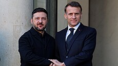 Francouzský prezident Emmanuel Macron vítá ukrajinského prezidenta Volodymyra...