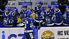 Hokejisté Kladna se radují z gólu na led� Litvínova.