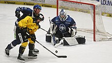 Matú� Suke� se tla�í p�ed branku Adama Brízgaly, brání Griffin Mendel.