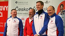 Kapitán �eských tenist� Tomá� Berdych (druhý zprava) p�i nomina�ní tiskové...