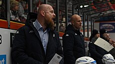 Nový kou� brn�nských hokejist� Ji�í Horá�ek (vlevo) diriguje své hrá�e.
