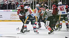 Zápas Sparty a Pardubic provázely konflikty a poty�ky.