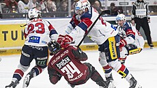 Zleva Michael �pa�ek ze Sparty, Luká� Sedlák z Pardubic.