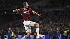 Tomá� Sou�ek z West Hamu slaví gól proti Nottinghamu.