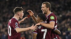 Hrá�i West Hamu se radují z branky proti Nottinghamu. Vpravo je Tomá� Sou�ek.