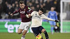 Jarrod Bowen (vlevo) z West Hamu a Neco Williams z Nottinghamu.