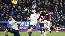 Pablo z West Hamu st�ílí na branku Nottinghamu.