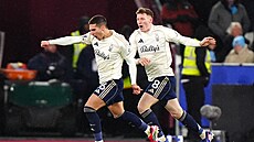 Gól Nottinghamu oslavují Nicolás Domínguez (vlevo) a Elliot Anderson.