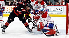 Jakub Dobe� z Montreal Canadians zastavuje Williama Carriera z Carolina...