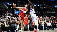 Yanic Konan Niederhäuser z LA Clippers p�ihrává p�es Oscara Tshiebweho z Utah...