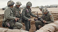 Na strá�i. P�íslu�níci �eskoslovenské protichemické jednotky hlídají na...