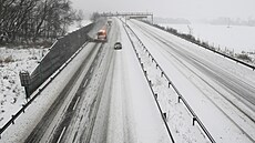 Vydatné sn�ení komplikuje provoz na dálnici D8 u Ústí nad Labem. (9. ledna...