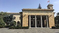 Nad rozpadajícím se rodným domkem Josifa Vissarionovi�e D�uga�viliho p�ed jeho...