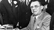 Starosta Chicaga Anton Cermak na fotografii sedící u stolu krátce po slo�ení...