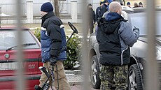 Den po vra�d�. Policisté prohledávají prostor v Durychov� ulici, kde byl...