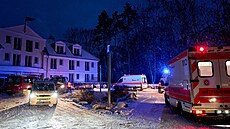 Záchraná�i vyzvedávají obyvatele domova d�chodc� v Berlín� v N�mecku b�hem...