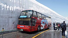 Ch�ze mezi sn�hovými st�nami je povolena pouze v p�esn� vymezeném úseku....