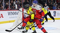 Max P�eni�ka nat�sno brání Lucase Petterssona ze �védska ve finále MS junior�.
