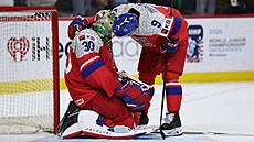 Vladimír Dravecký ut�uje branká�e Michala Or�uláka po proh�e ve finále MS...