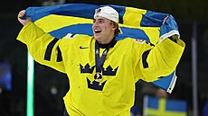 �védský gólman Love Härenstam slaví zisk zlatých medailí ve finále MS junior�.