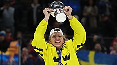 �védský kapitán Jack Berglund slaví zisk zlatých medailí ve finále MS junior�.