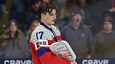 �eský kapitán Petr Sikora smutní po porá�ce ve finále MS junior� se �védskem.