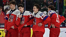 �e�tí hrá�i smutní po porá�ce ve finále MS junior� se �védskem.