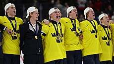 �véd�tí hrá�i se radují ze sv�tového titulu po vít�zném finále MS junior�.