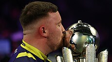 �ipka� Luke Littler se raduje z trofeje ve finále mistrovství sv�ta.